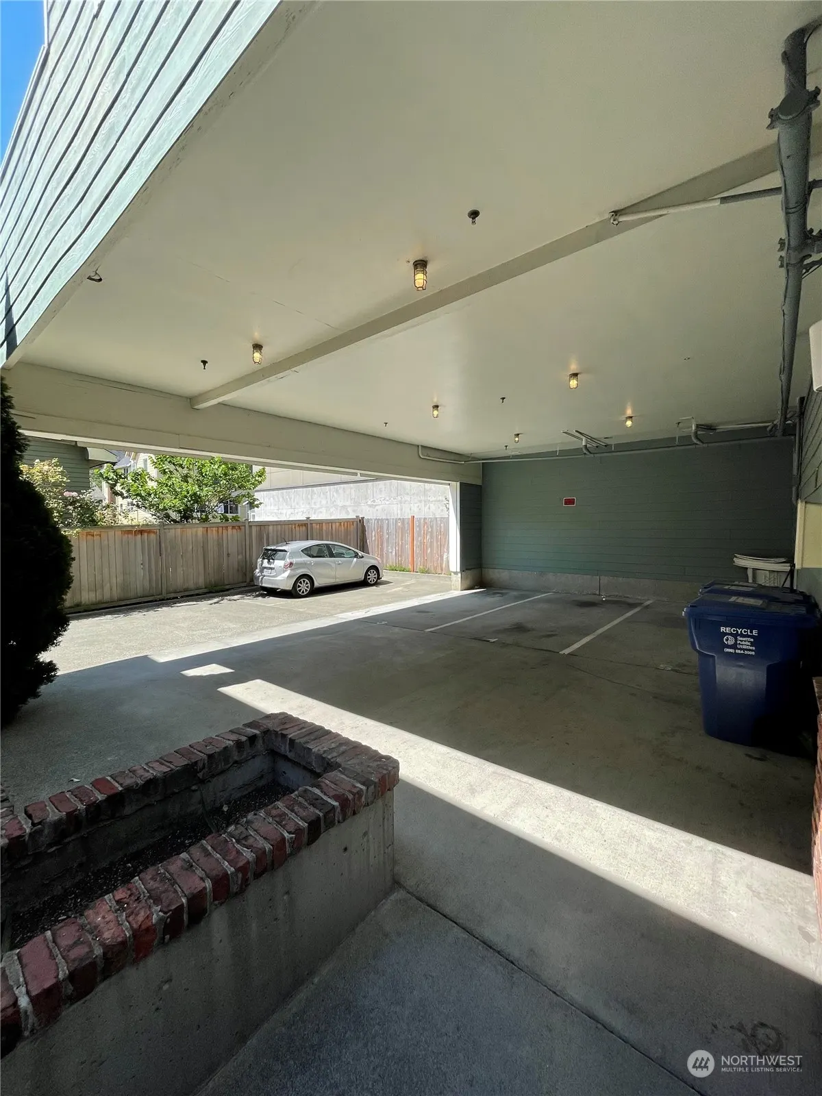 4105 Stone Way N, Seattle, WA 98103-8020