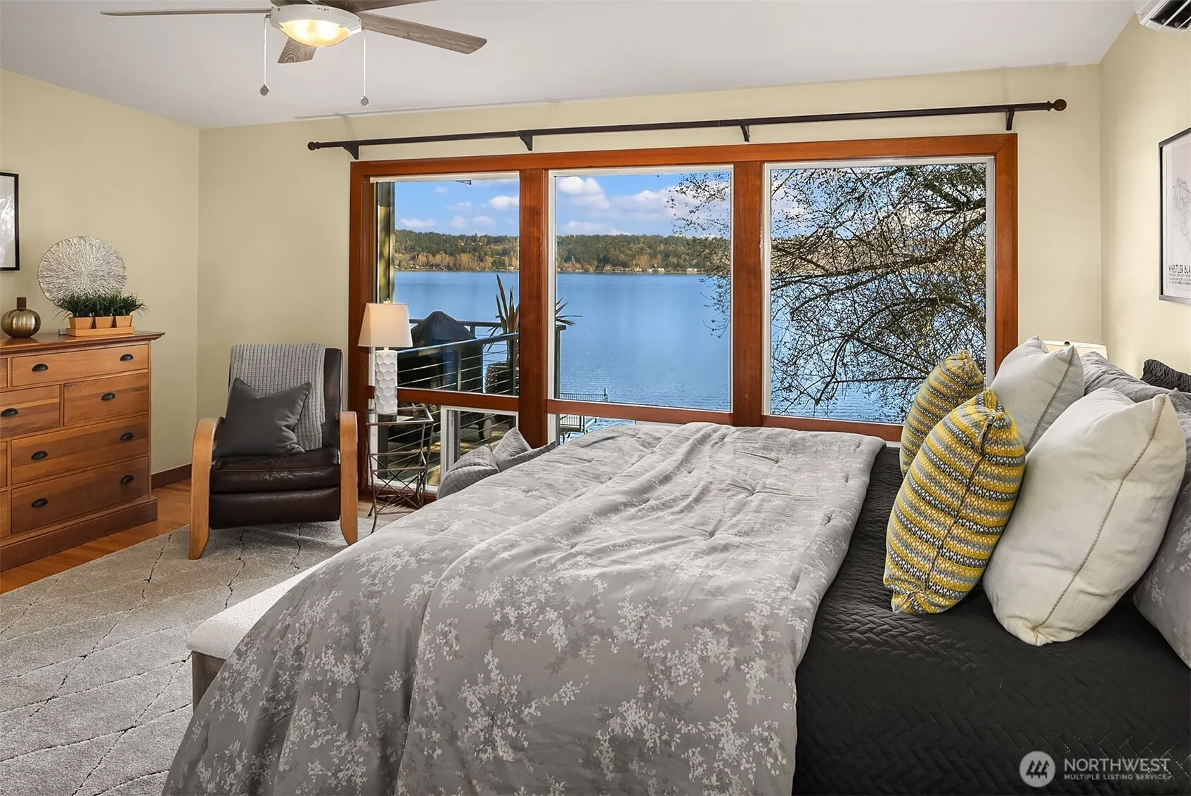 650 Lake Sammamish Lane NE, Bellevue, WA 98008