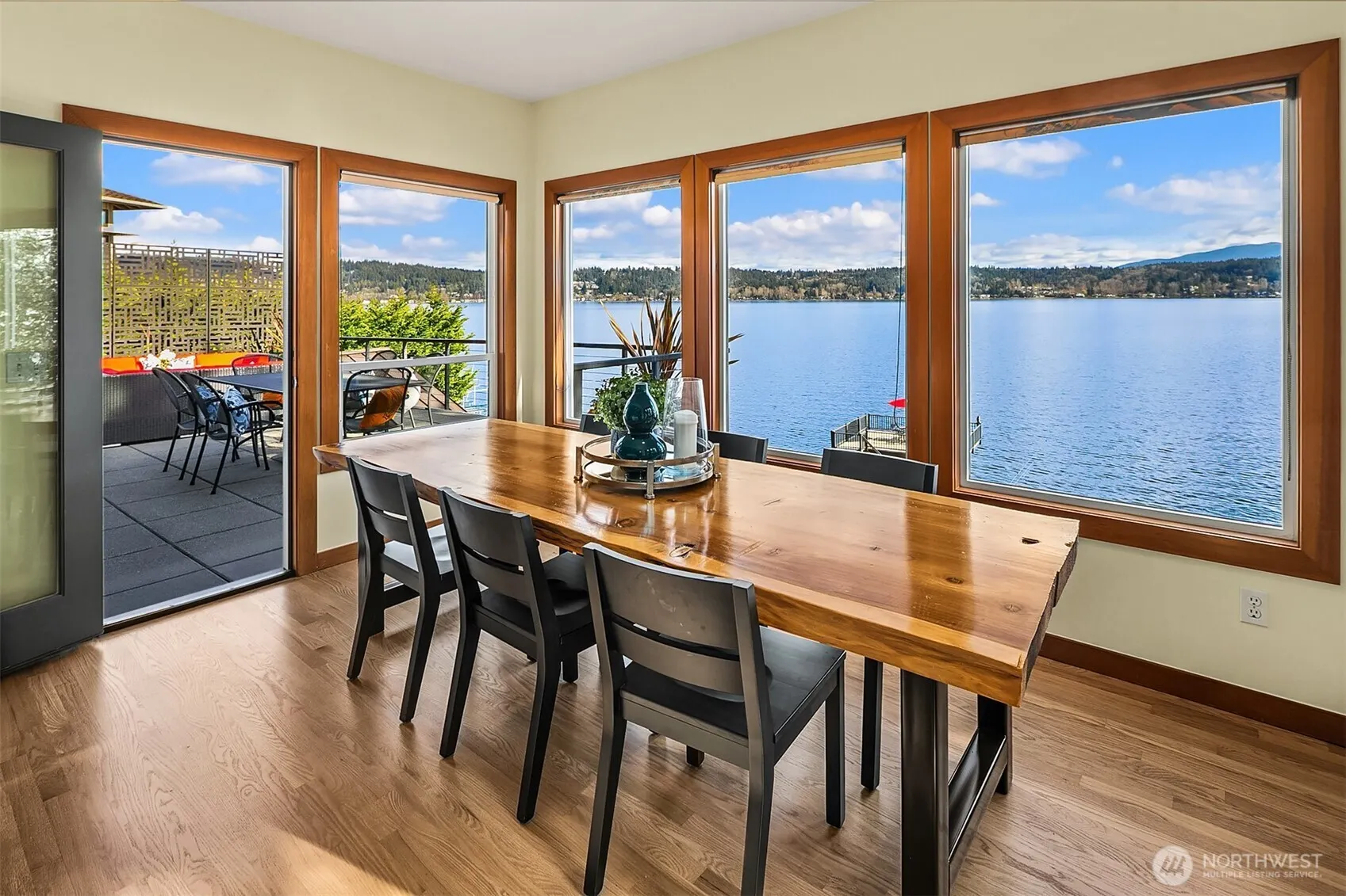 650 Lake Sammamish Lane NE, Bellevue, WA 98008