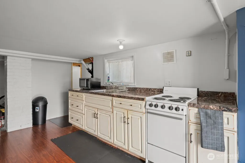 9041 3rd Avenue S, Seattle, WA 98108-4508