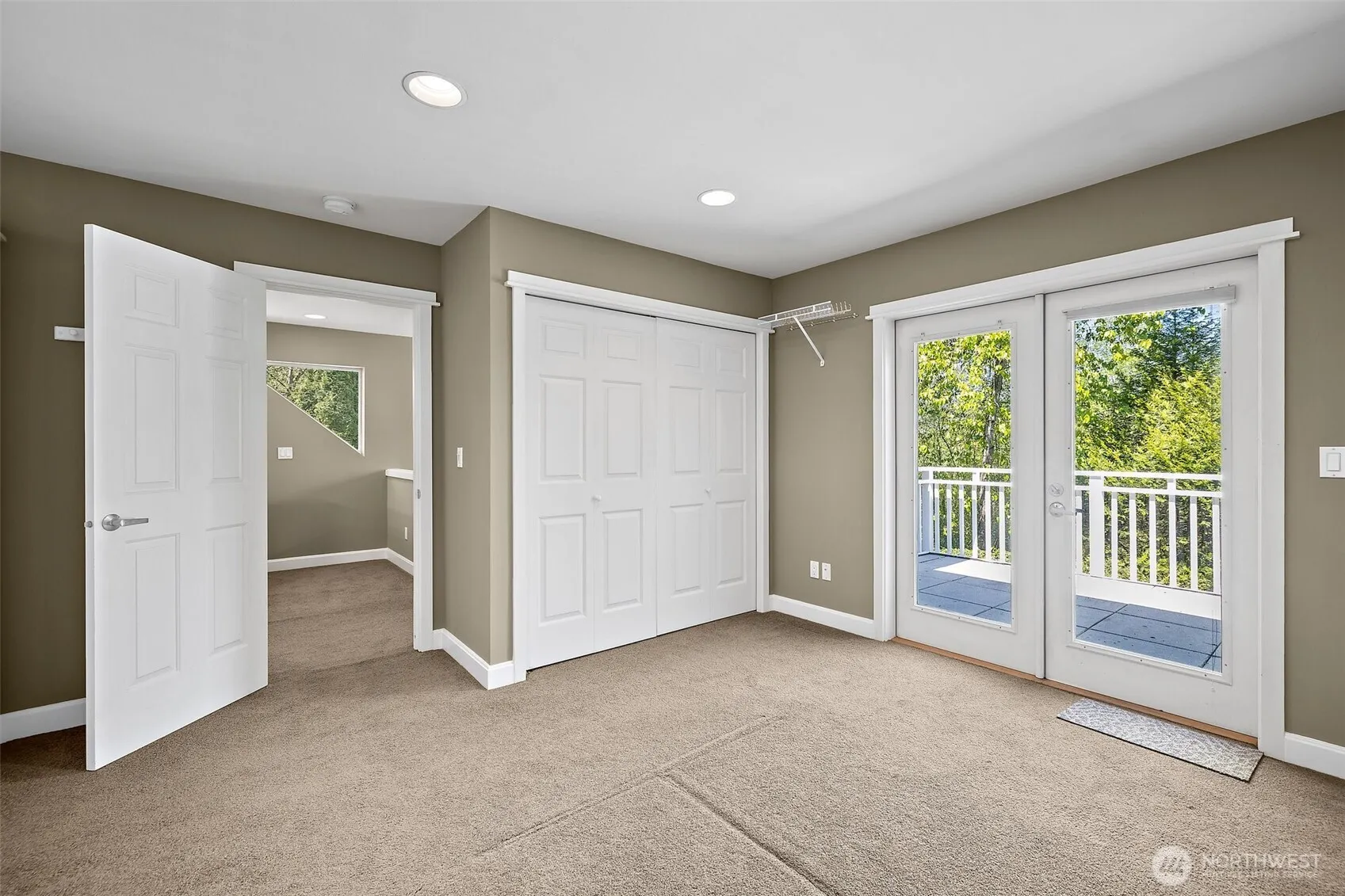 10001 NE 37th Court #108, Kirkland, WA 98033