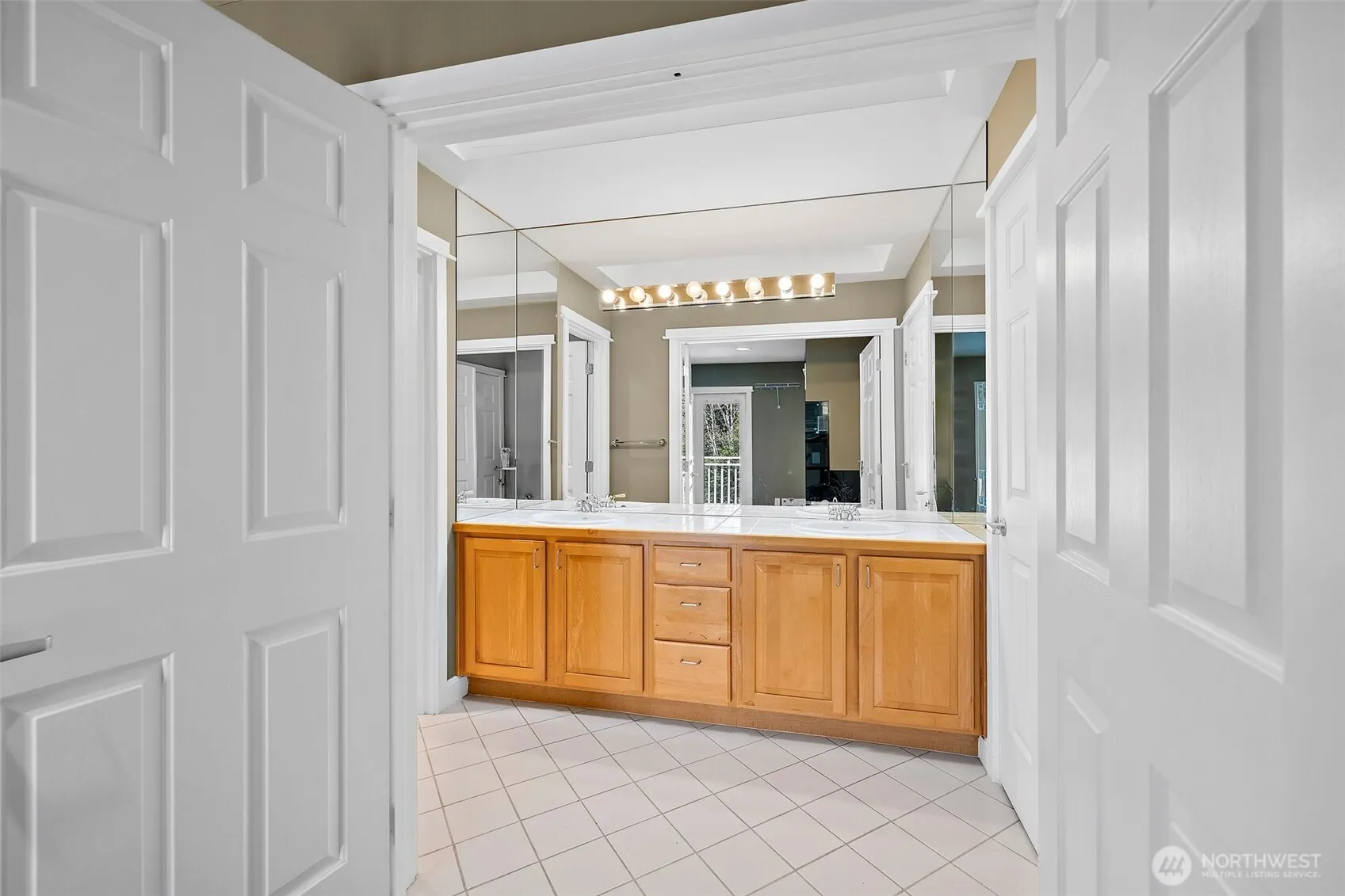 10001 NE 37th Court #108, Kirkland, WA 98033
