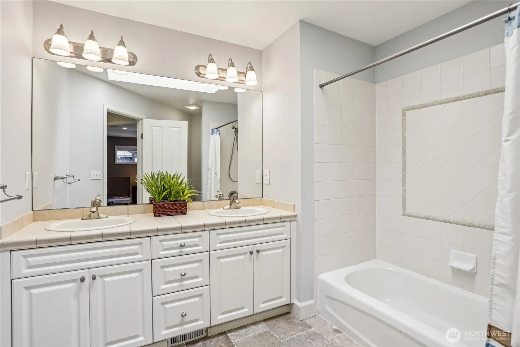 25846 NE 4th Place , Sammamish, WA 98074