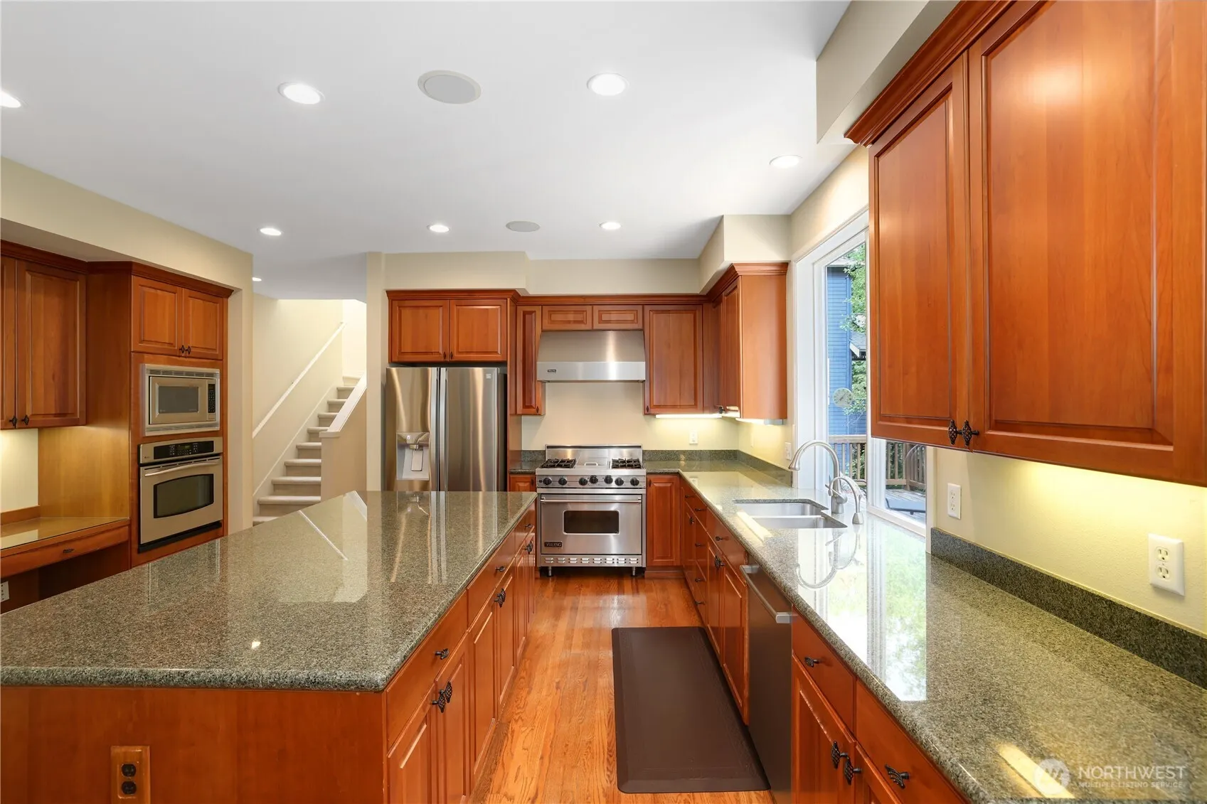 25846 NE 4th Place , Sammamish, WA 98074