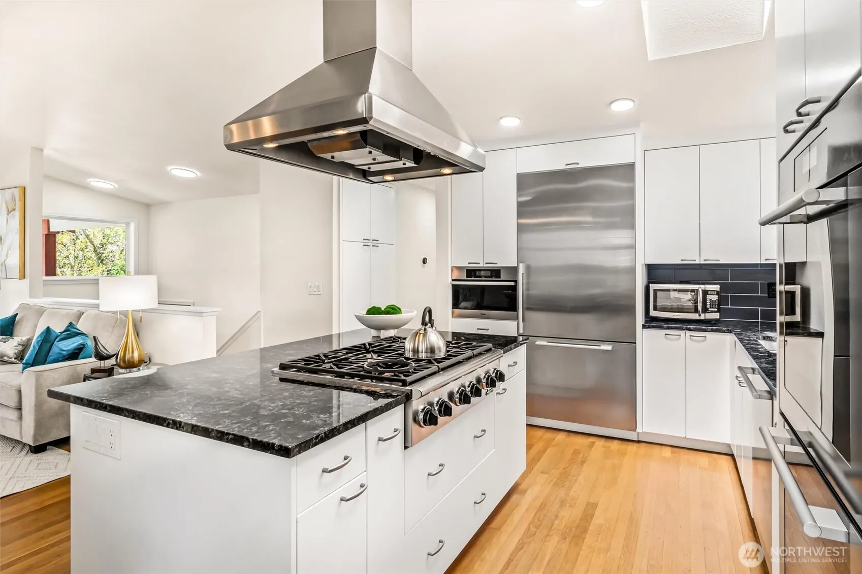 21031 NE 17th Street , Sammamish, WA 98074-4203