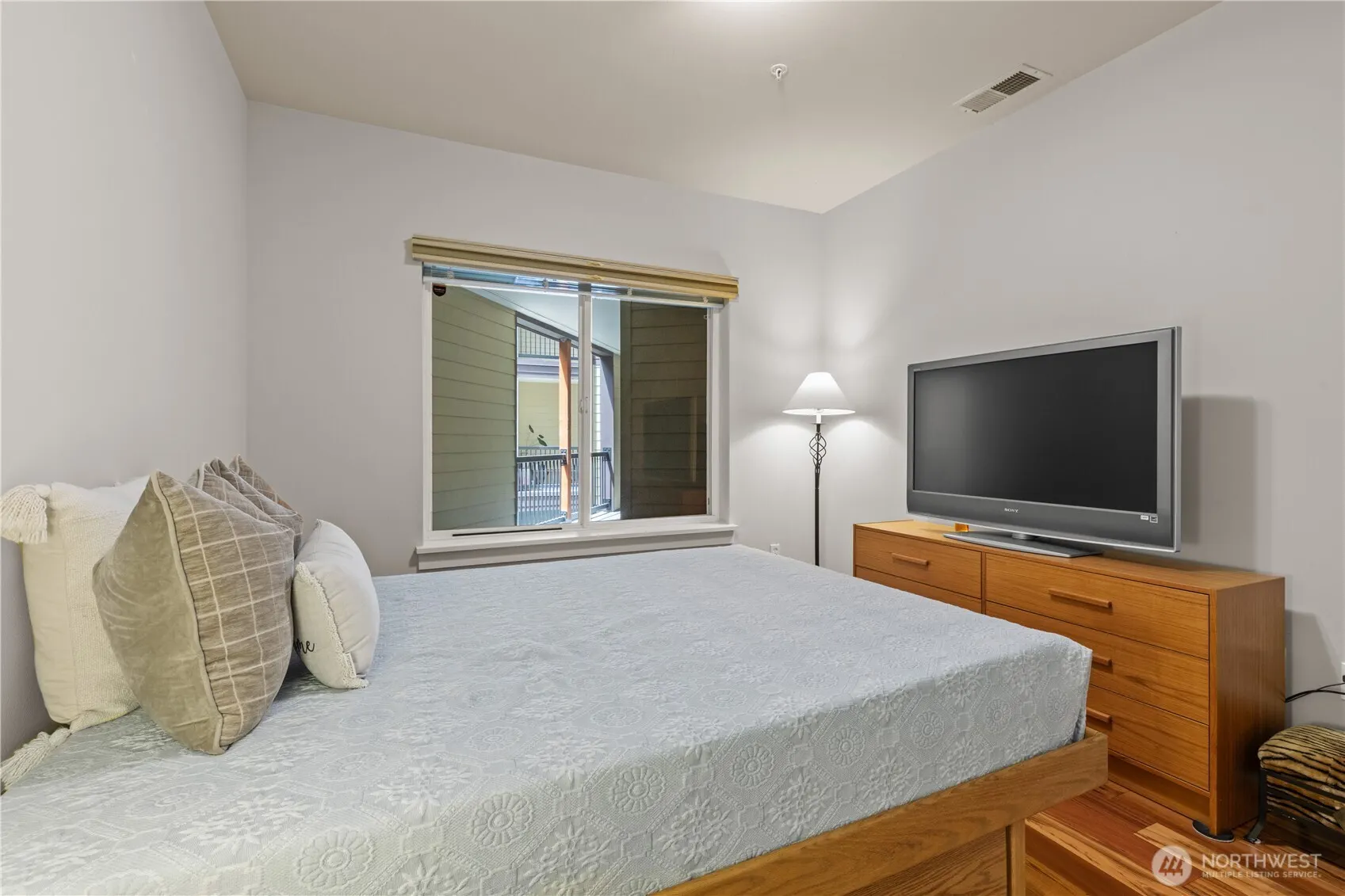 18707 SE Newport Way #208, Issaquah, WA 98027