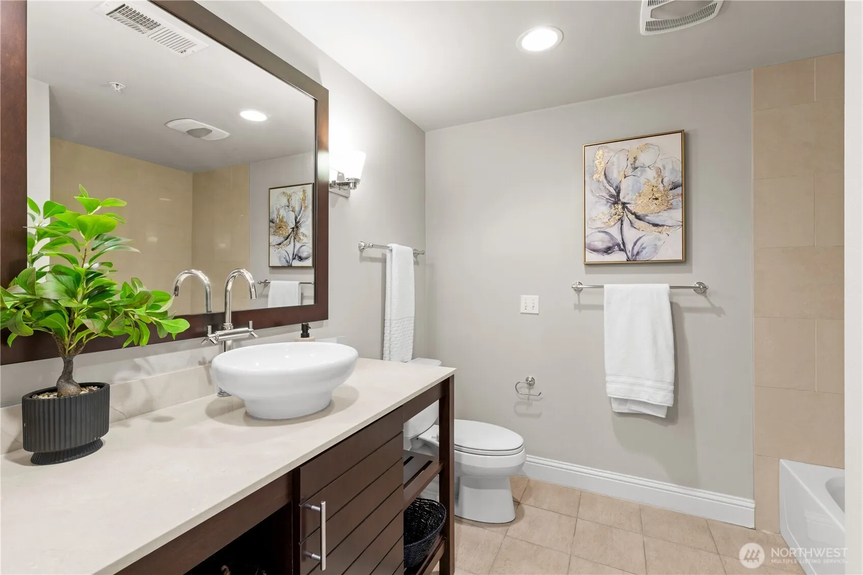 18707 SE Newport Way #208, Issaquah, WA 98027