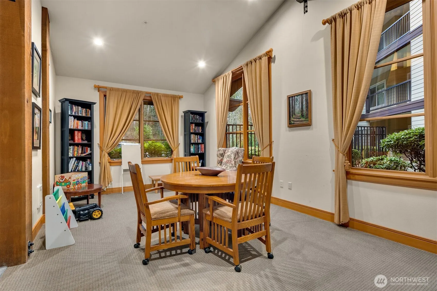 18707 SE Newport Way #208, Issaquah, WA 98027