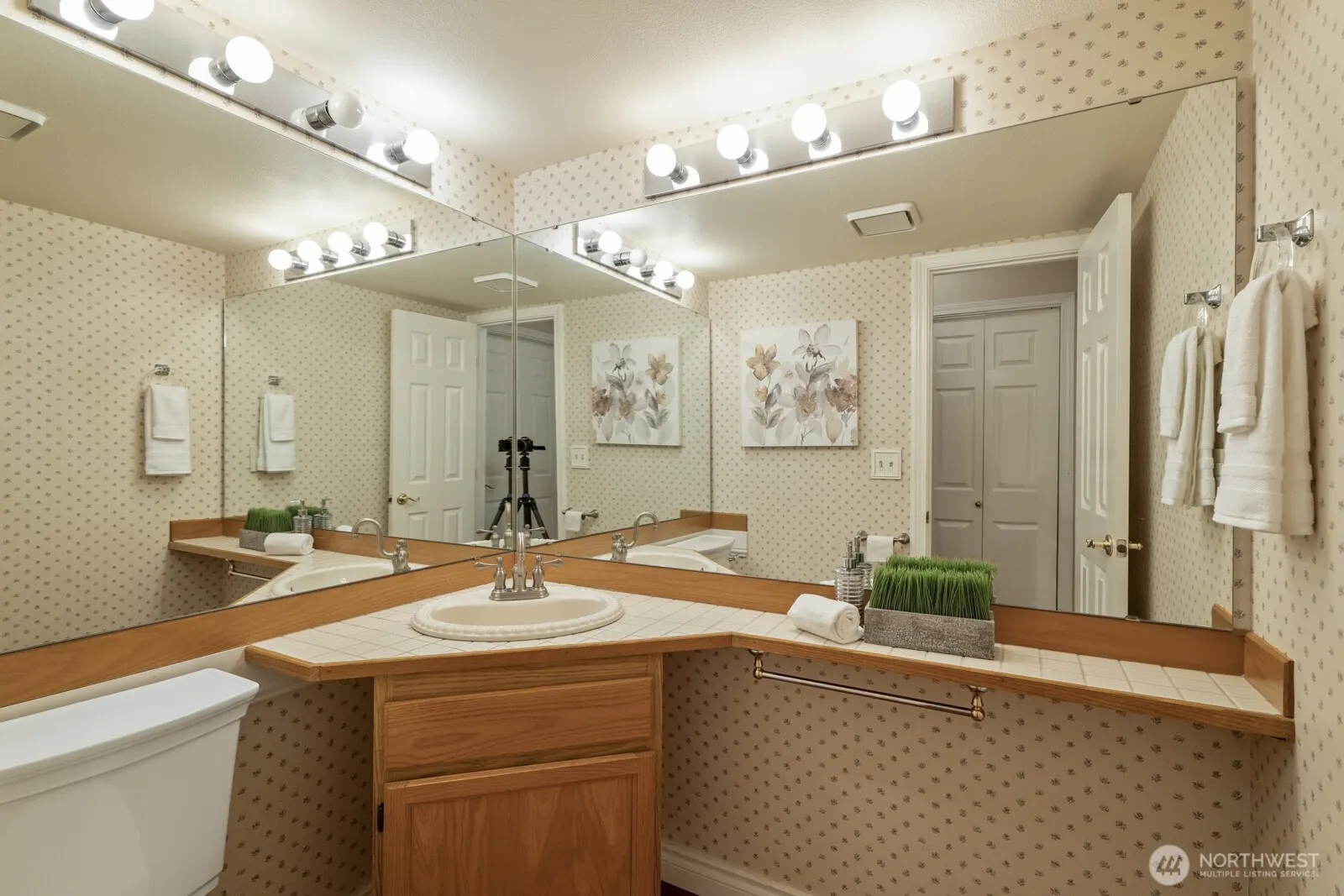 20410 Hollyhills Drive NE, Bothell, WA 98011