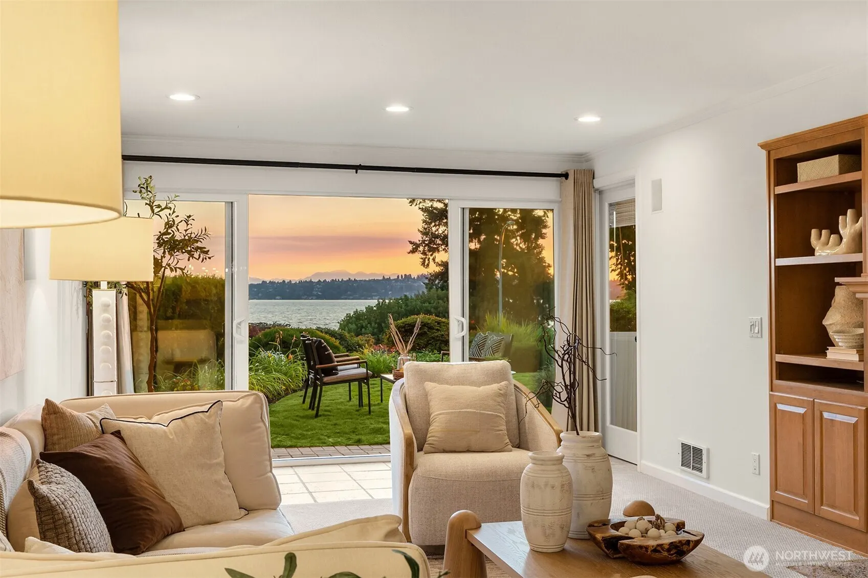 6620 Lake Washington Boulevard NE #101, Kirkland, WA 98033