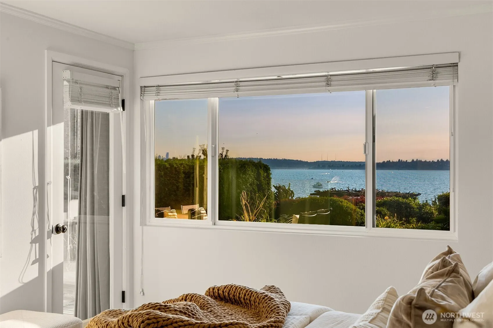 6620 Lake Washington Boulevard NE #101, Kirkland, WA 98033