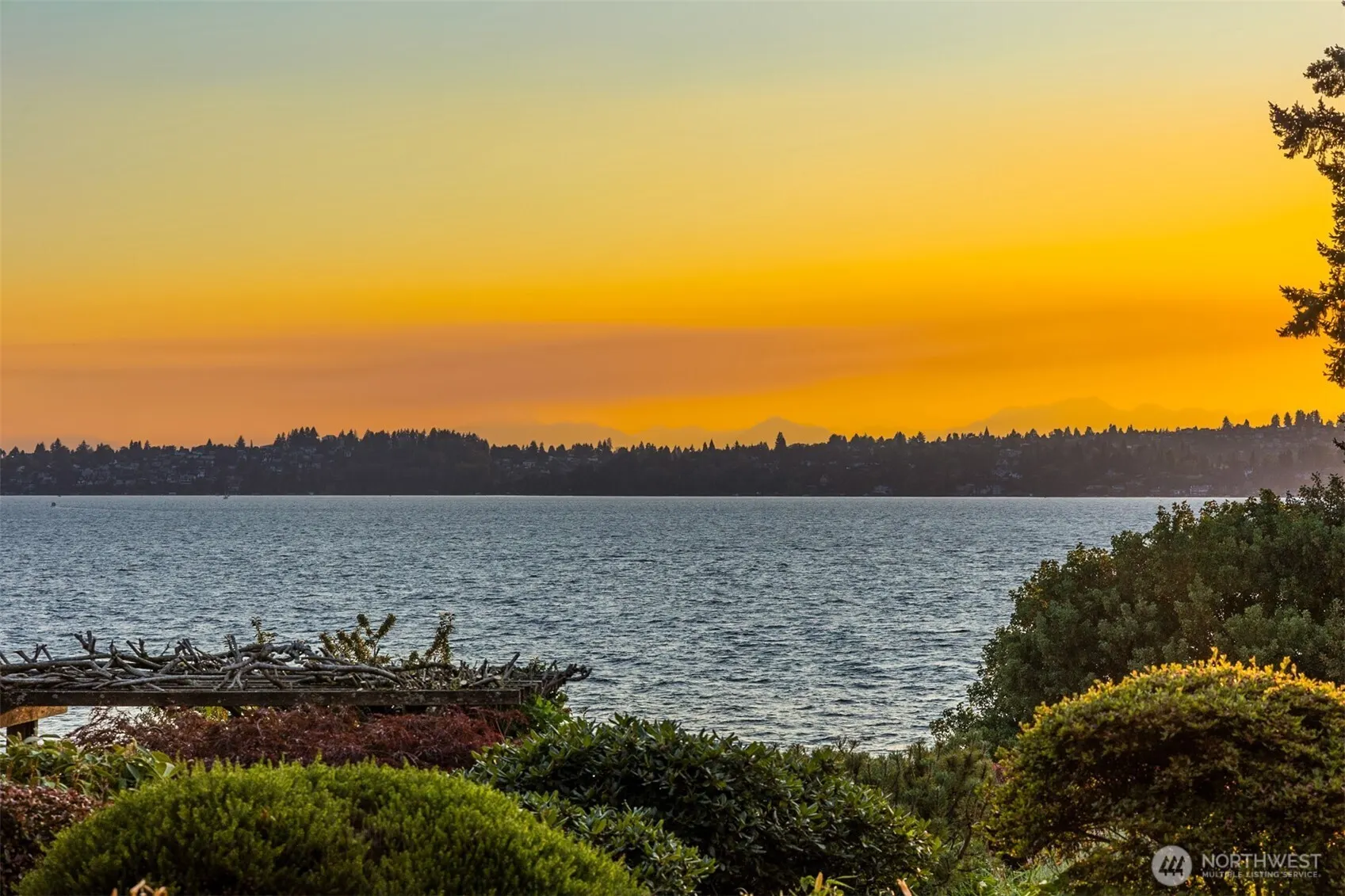 6620 Lake Washington Boulevard NE #101, Kirkland, WA 98033