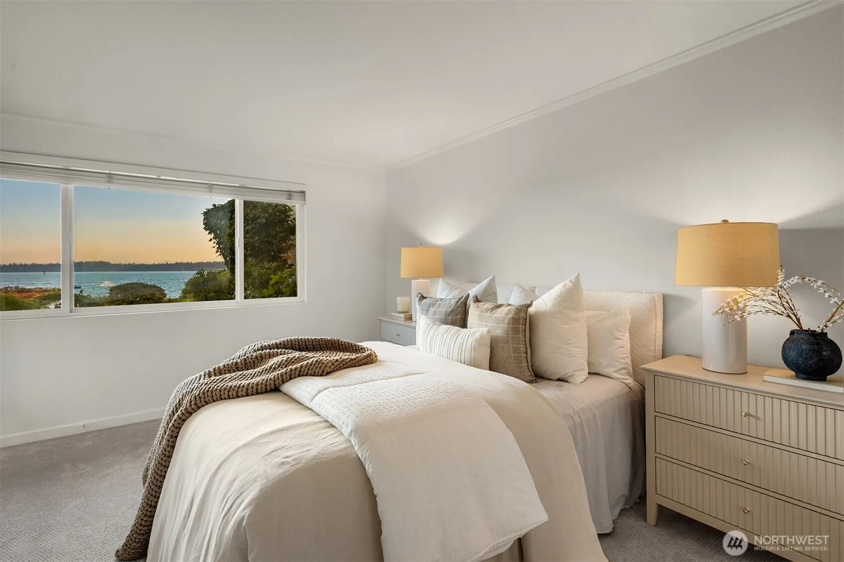 6620 Lake Washington Boulevard NE #101, Kirkland, WA 98033