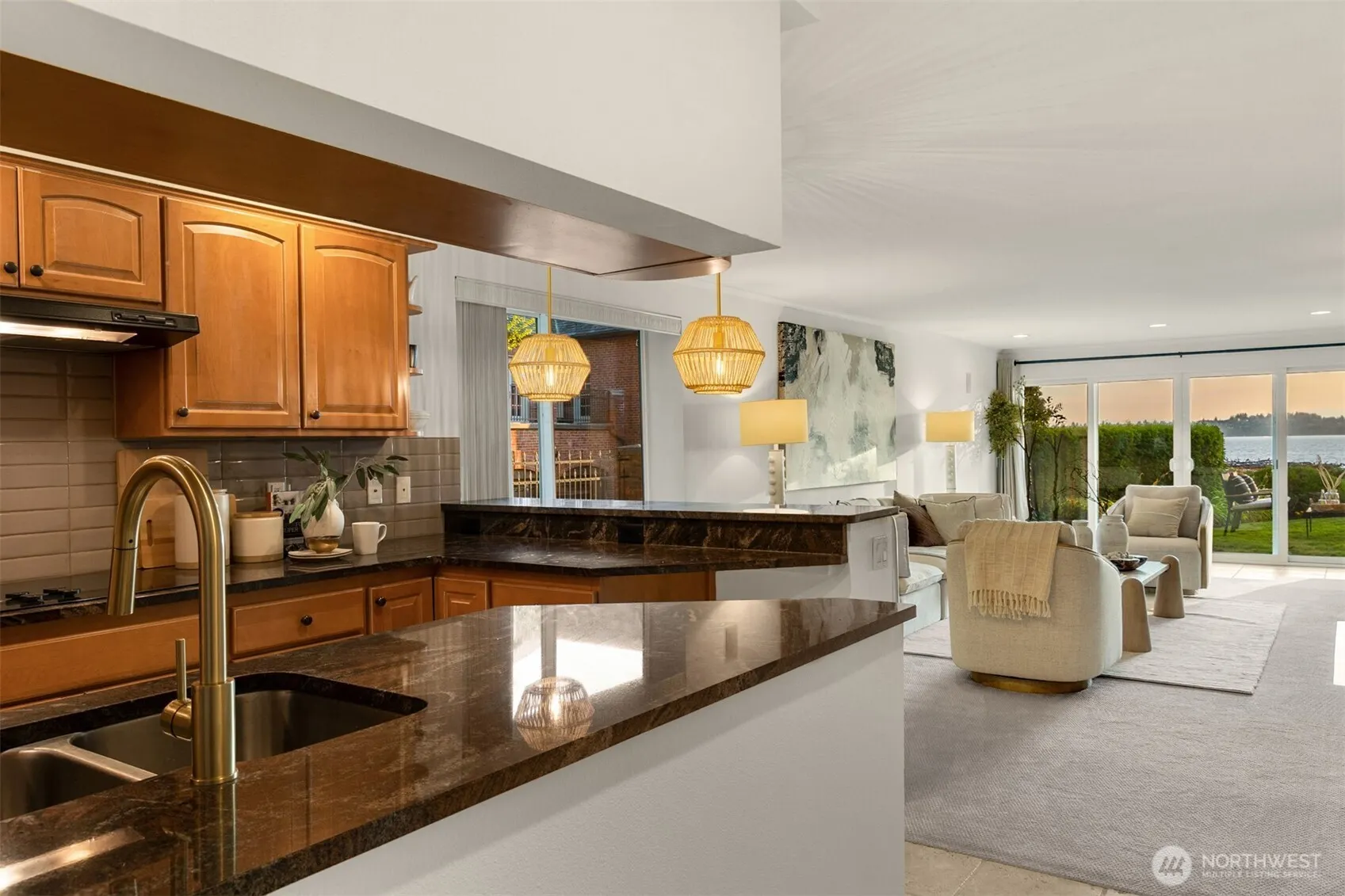 6620 Lake Washington Boulevard NE #101, Kirkland, WA 98033