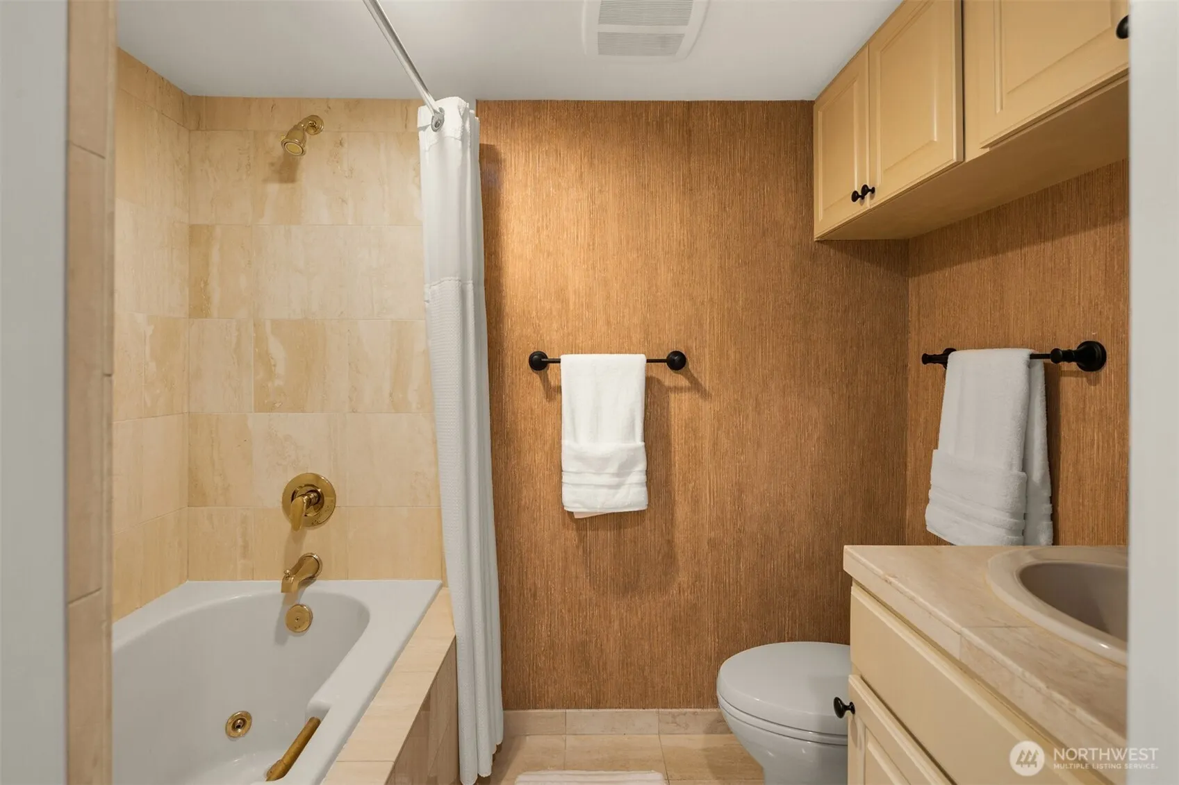 6620 Lake Washington Boulevard NE #101, Kirkland, WA 98033