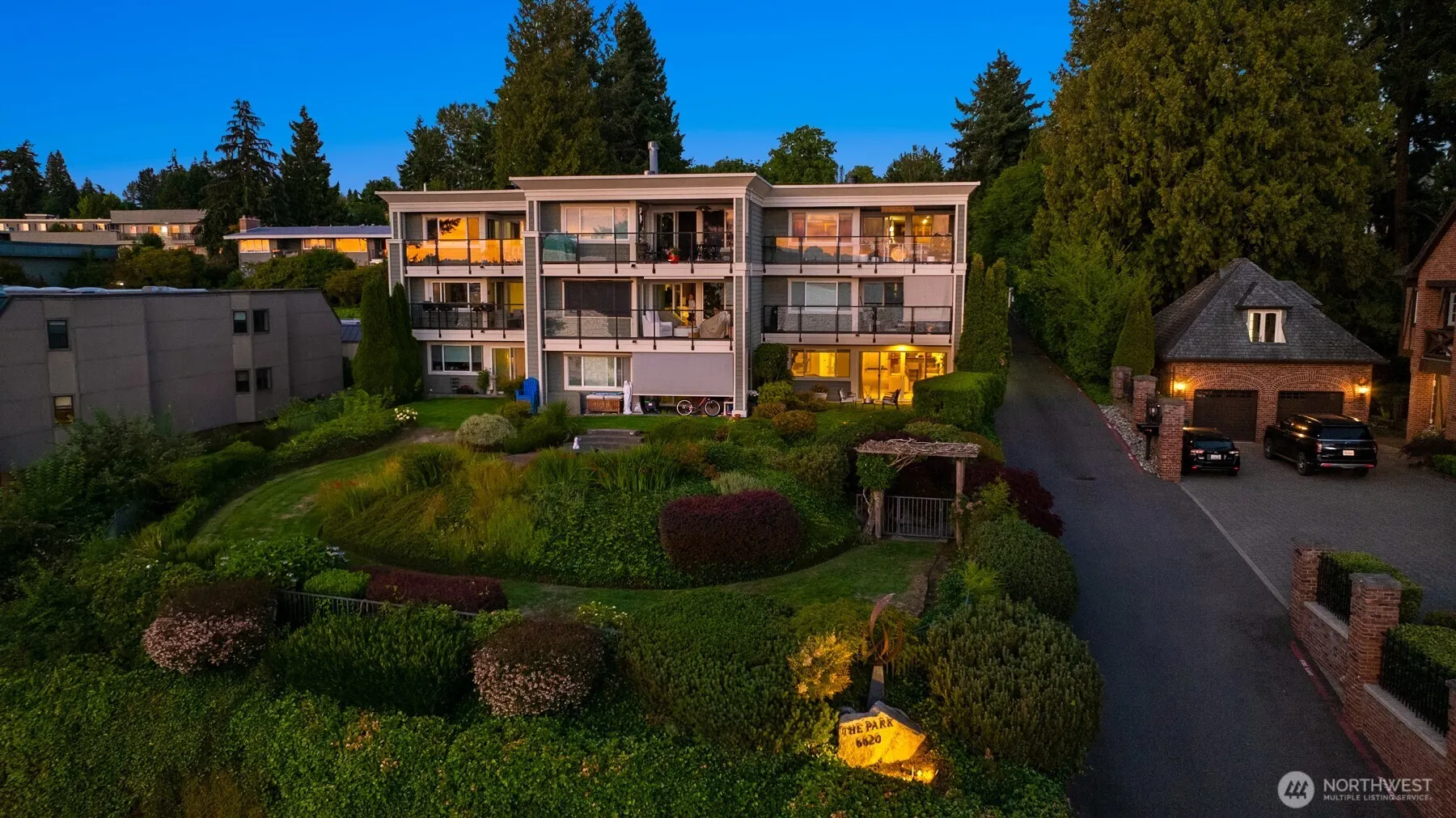 6620 Lake Washington Boulevard NE #101, Kirkland, WA 98033