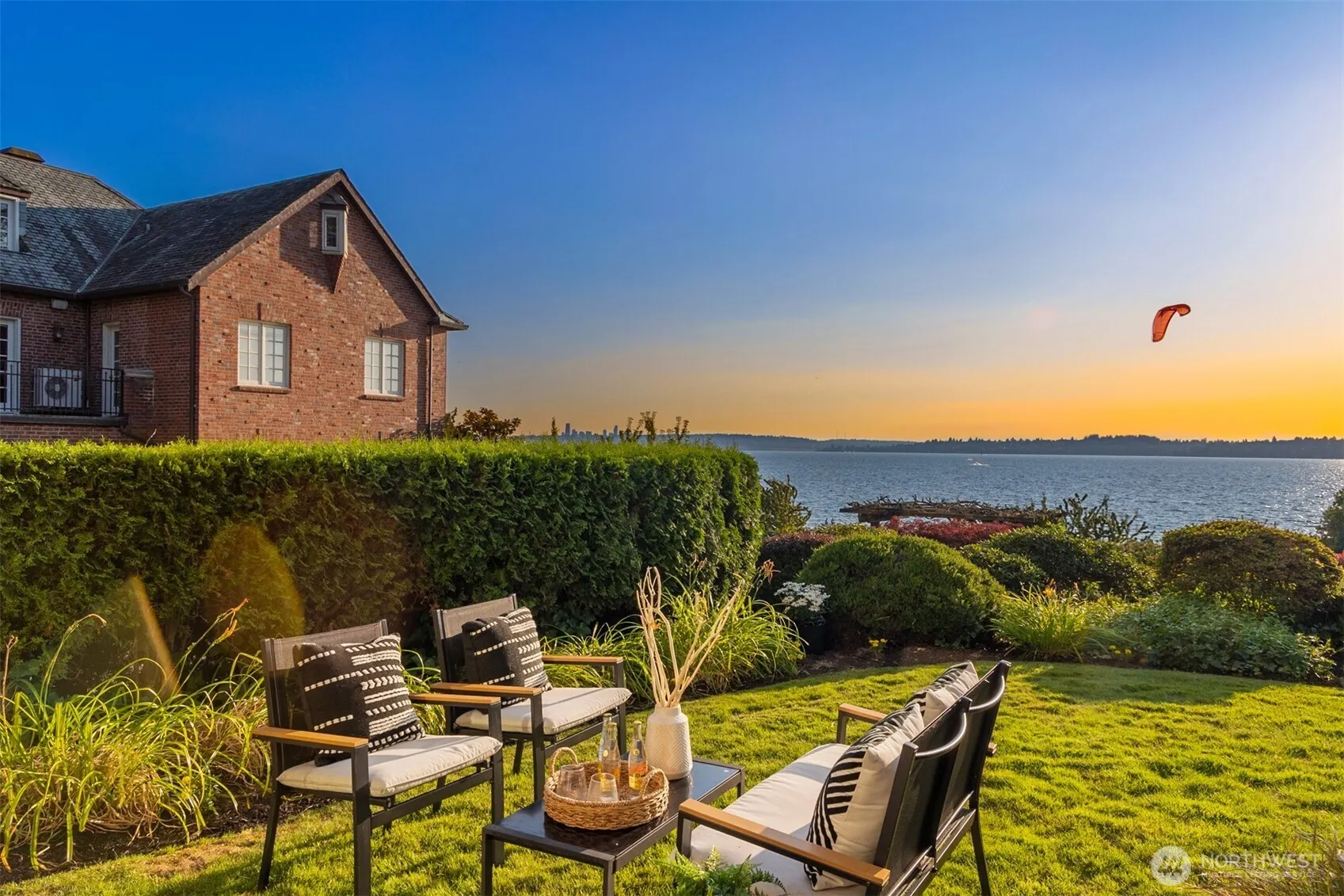 6620 Lake Washington Boulevard NE #101, Kirkland, WA 98033