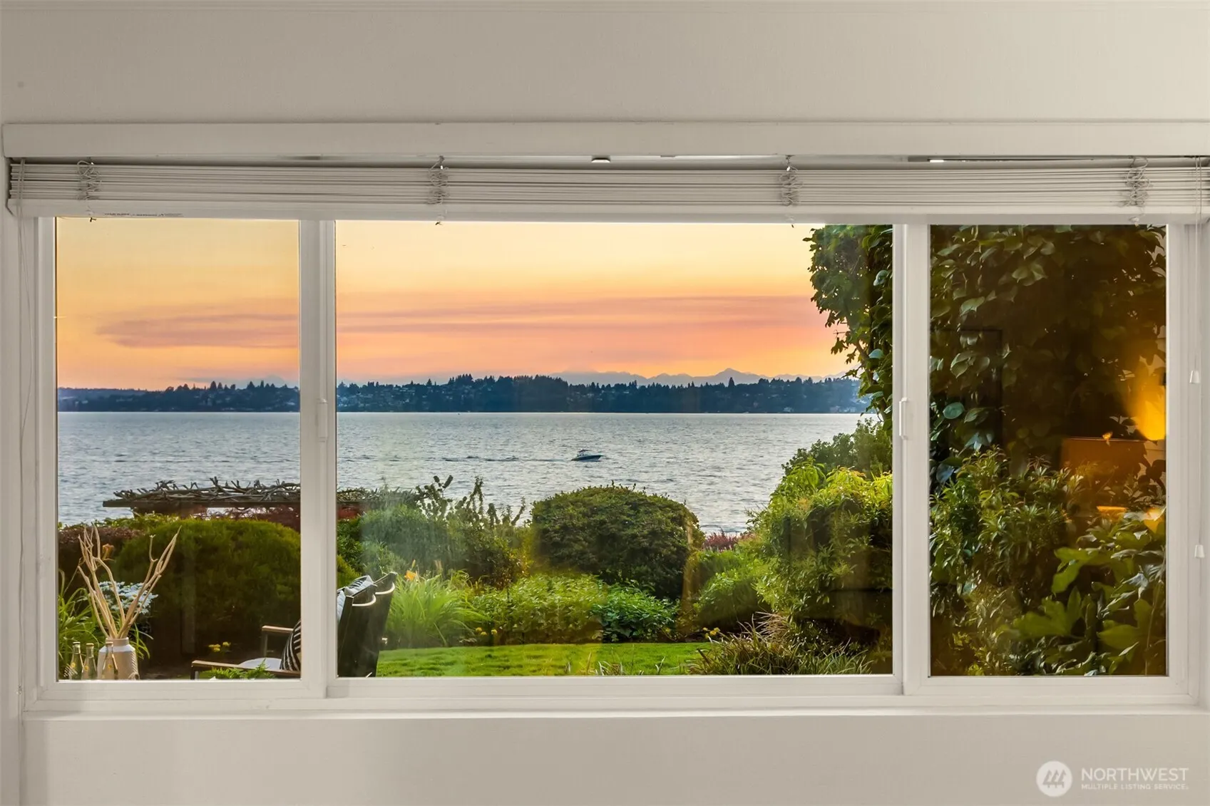 6620 Lake Washington Boulevard NE #101, Kirkland, WA 98033