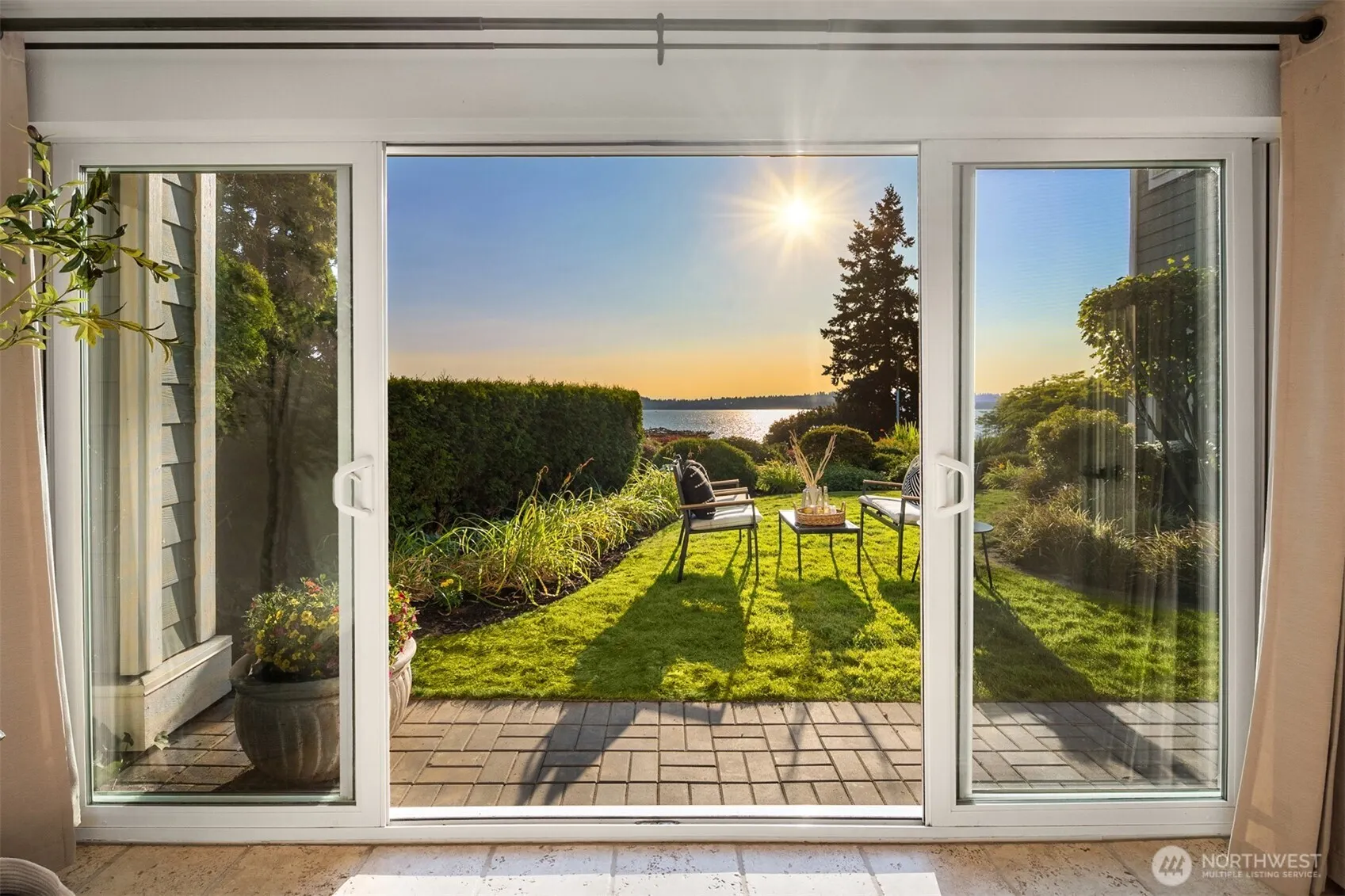 6620 Lake Washington Boulevard NE #101, Kirkland, WA 98033