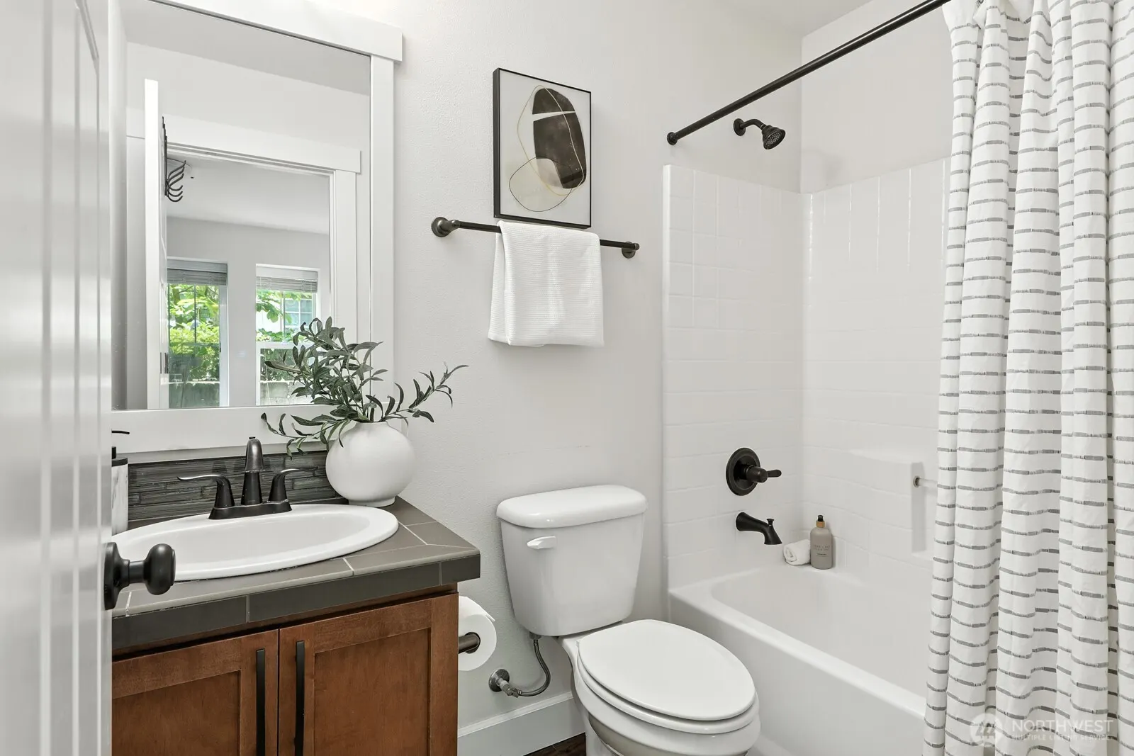 1021 10th Avenue NE, Issaquah, WA 98029