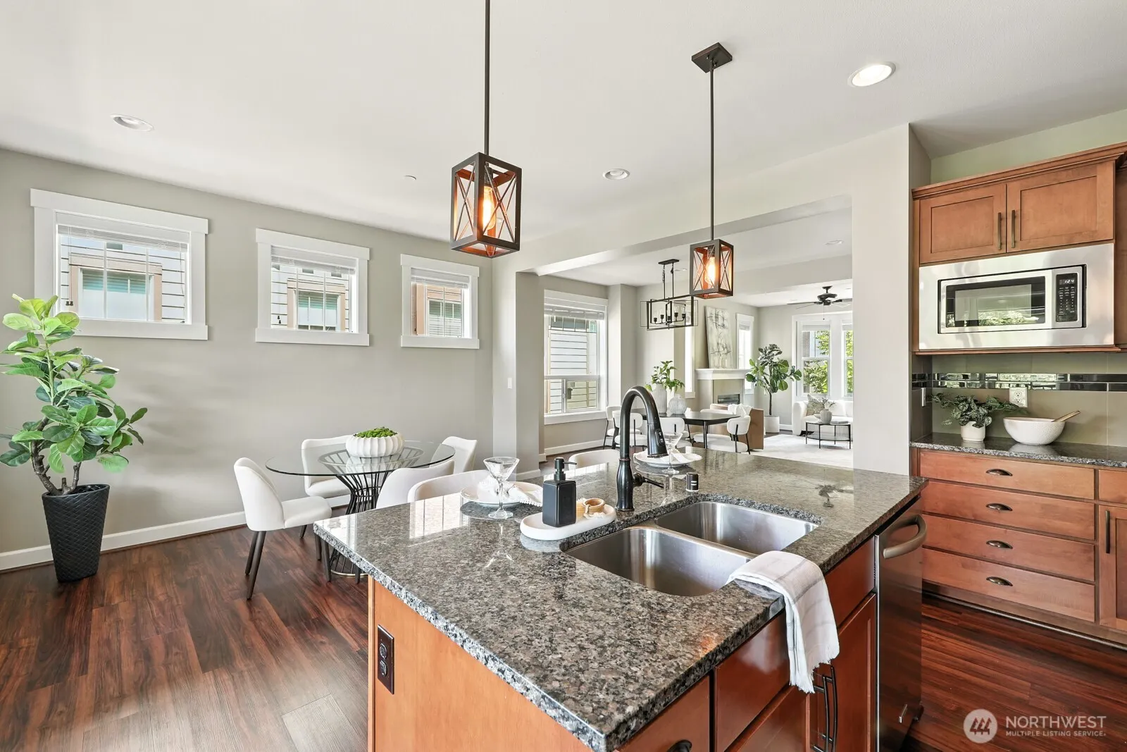 1021 10th Avenue NE, Issaquah, WA 98029
