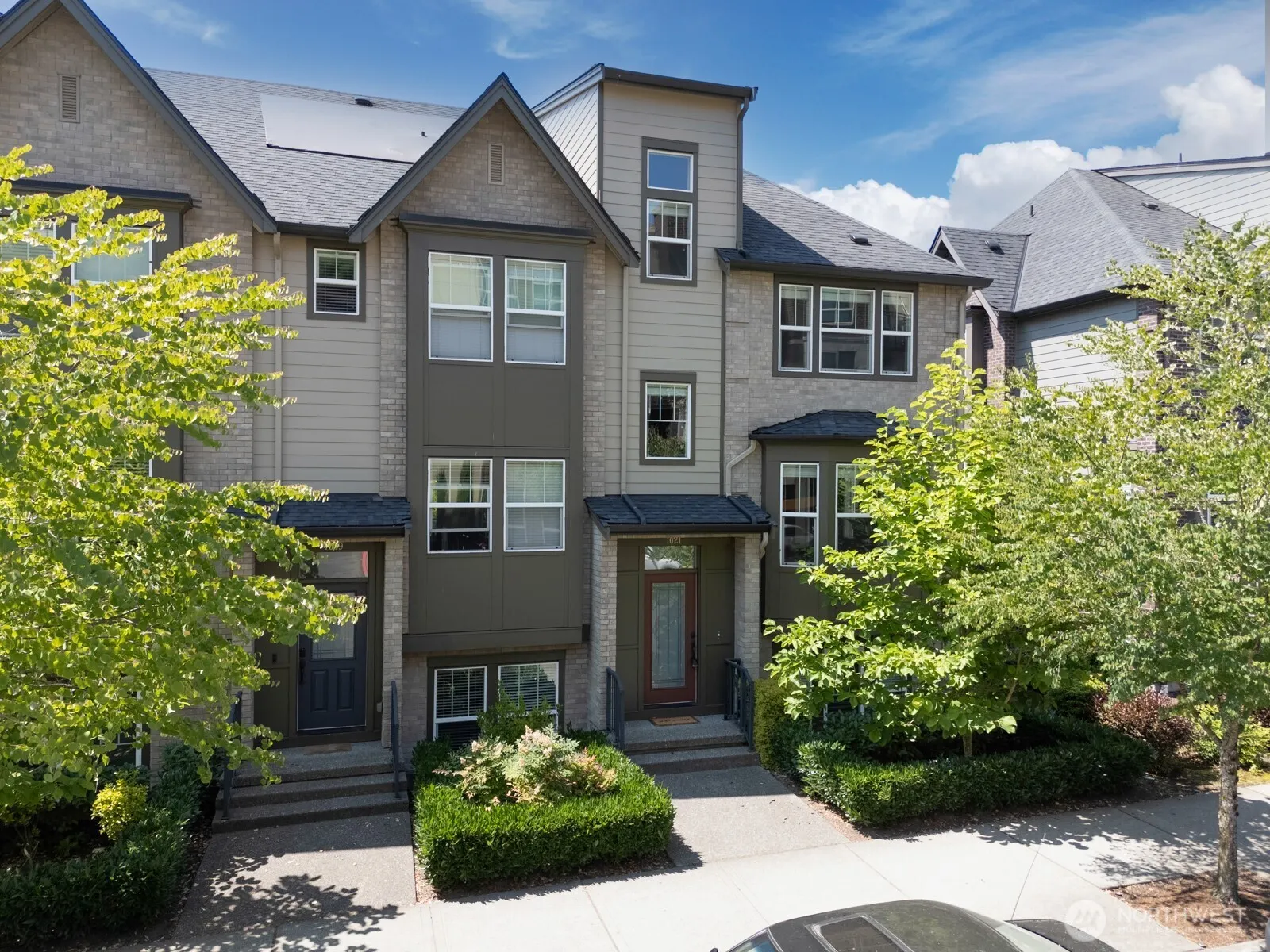 1021 10th Avenue NE, Issaquah, WA 98029