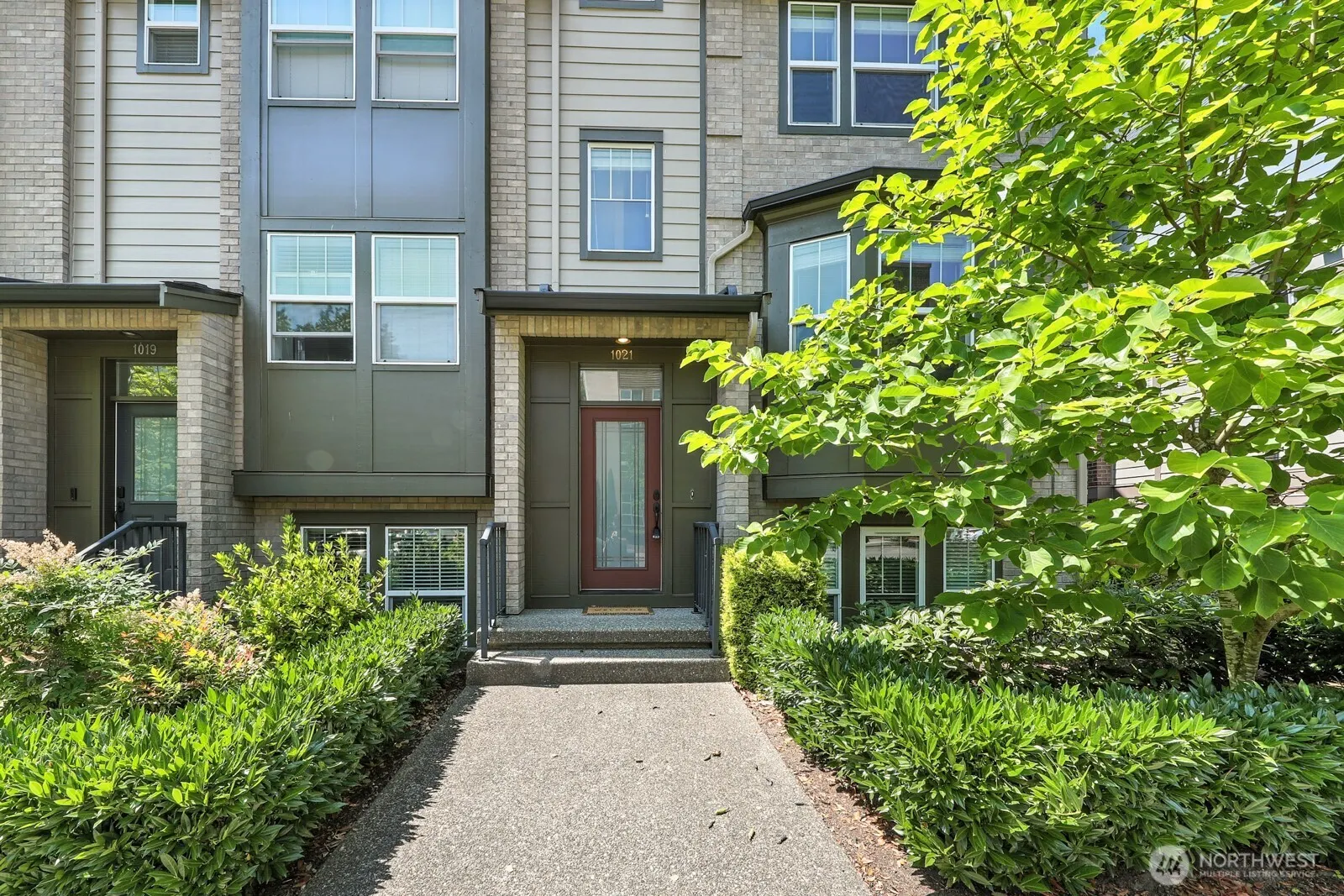 1021 10th Avenue NE, Issaquah, WA 98029