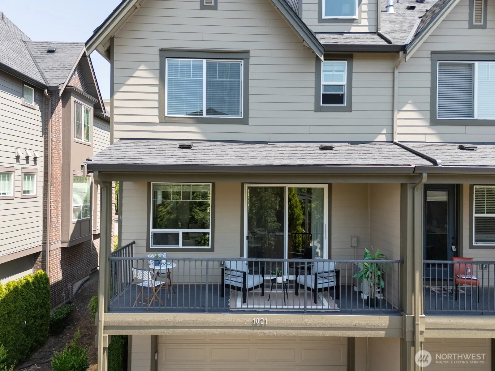 1021 10th Avenue NE, Issaquah, WA 98029