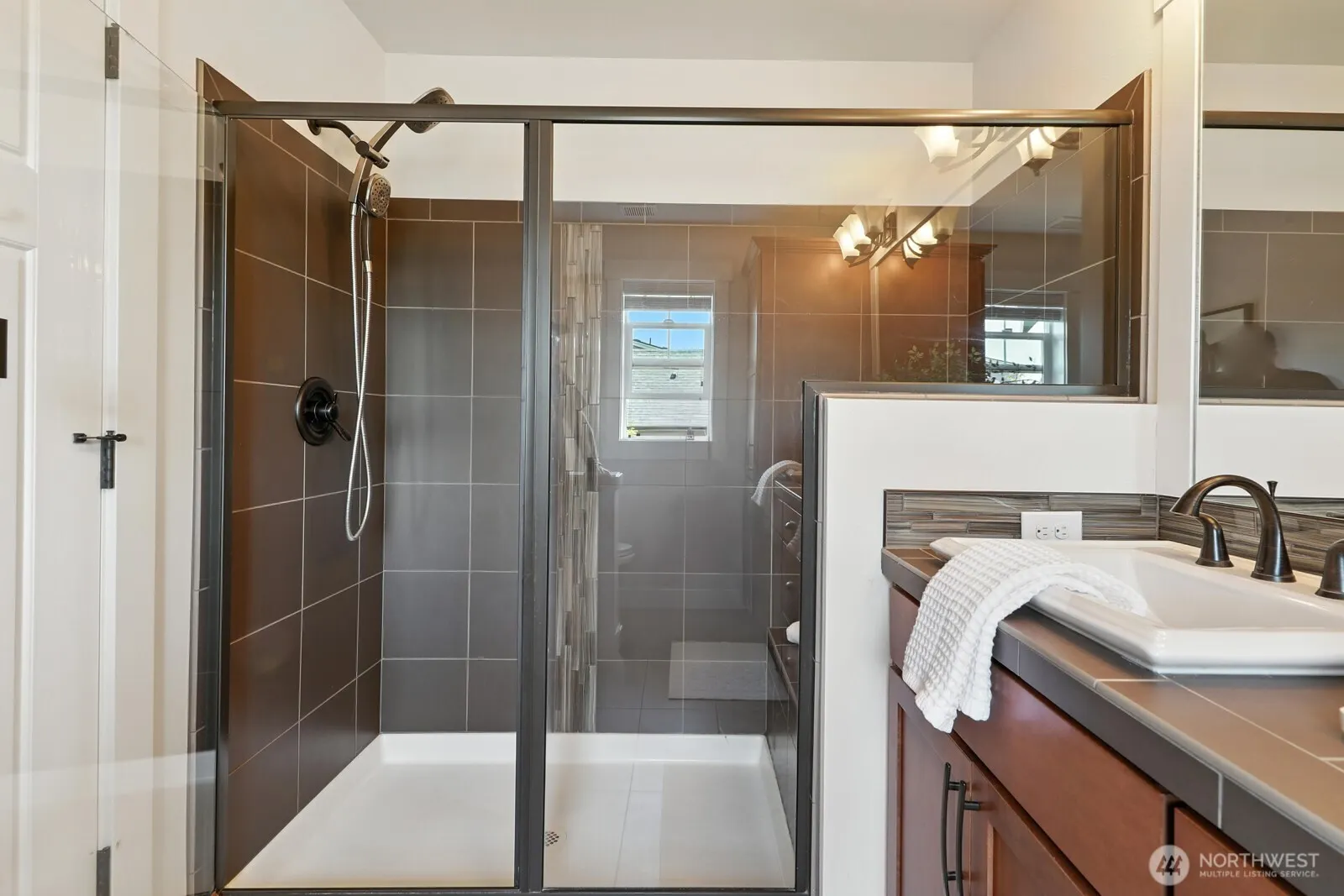 1021 10th Avenue NE, Issaquah, WA 98029
