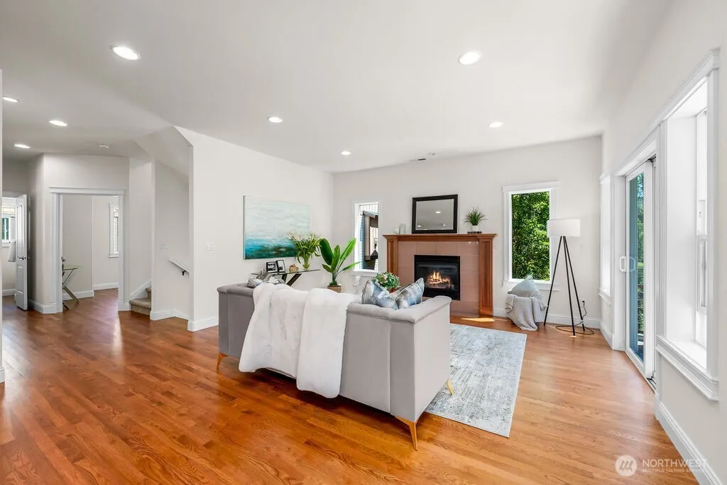 810 5th Avenue NW, Issaquah, WA 98027