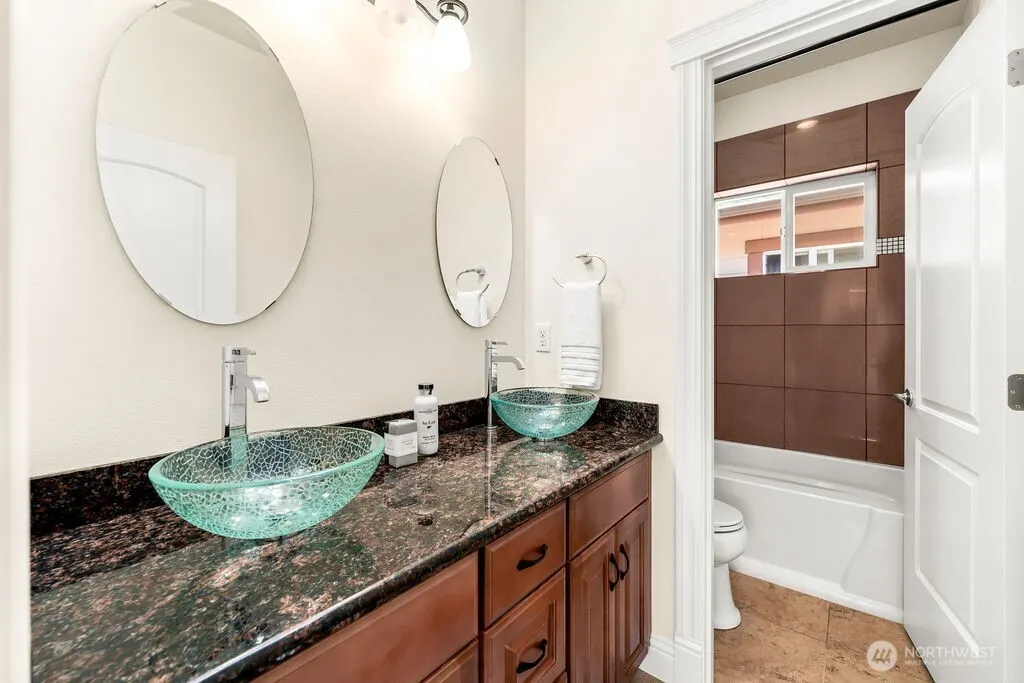 810 5th Avenue NW, Issaquah, WA 98027