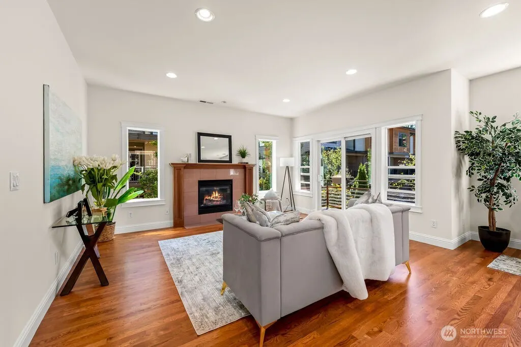 810 5th Avenue NW, Issaquah, WA 98027