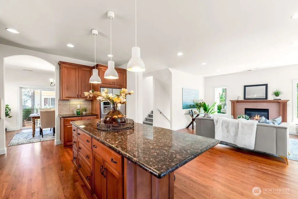 810 5th Avenue NW, Issaquah, WA 98027