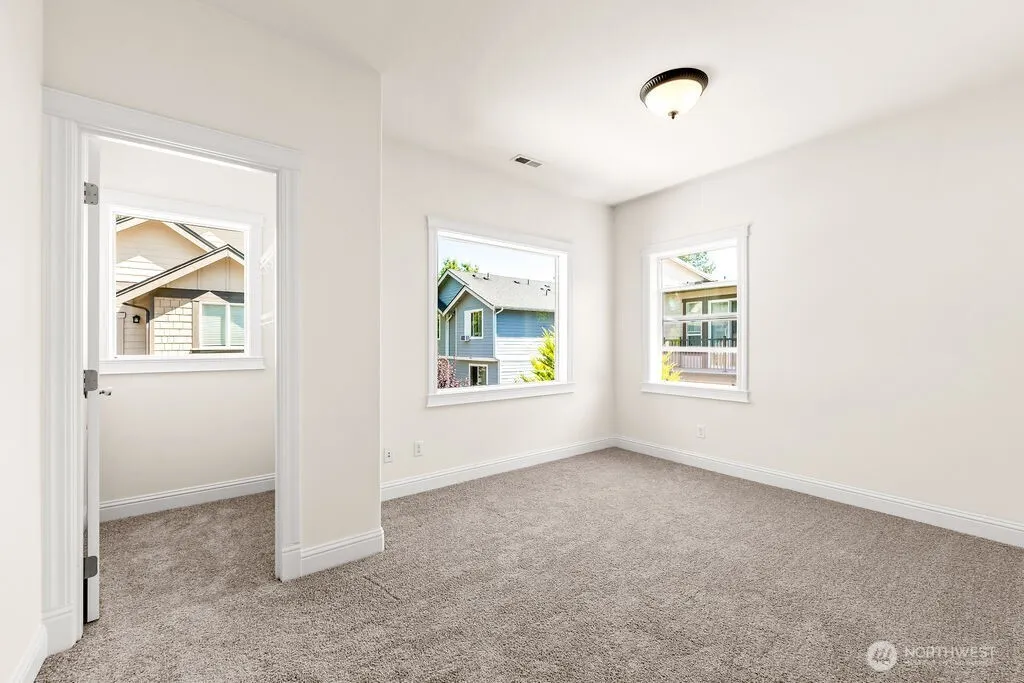 810 5th Avenue NW, Issaquah, WA 98027