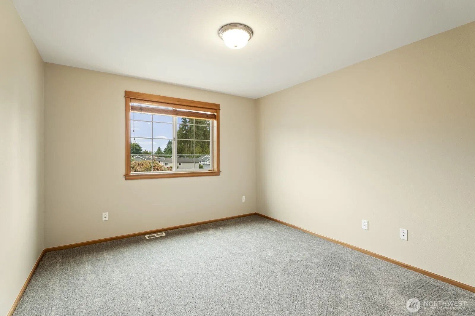20027 10th Avenue W, Lynnwood, WA 98036