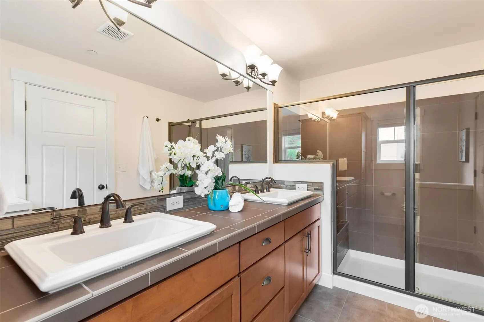 1087 10th Avenue NE, Issaquah, WA 98029