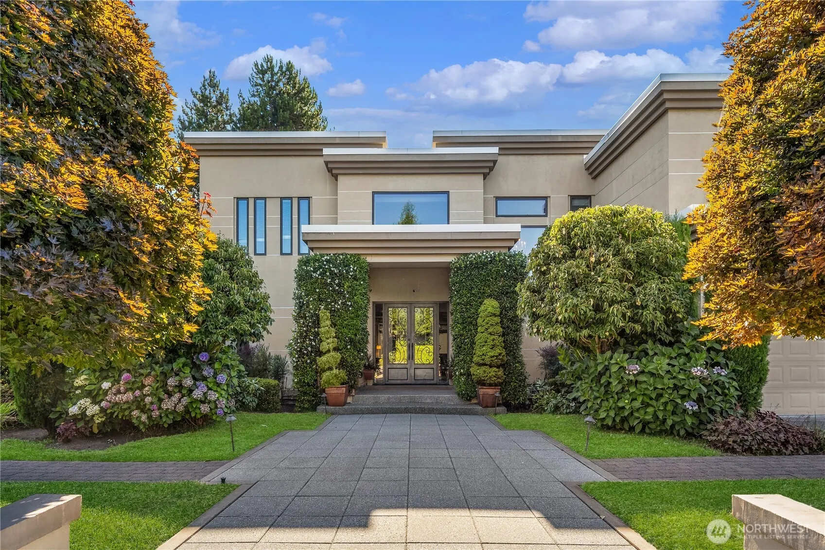 2 Crescent Key SE, Bellevue, WA 98006