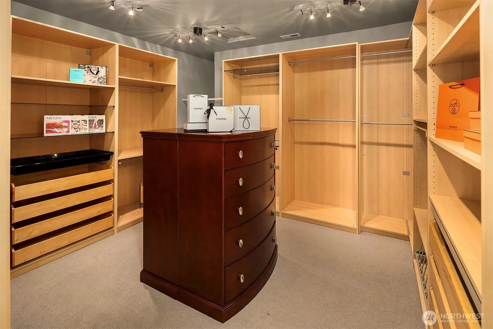 2 Crescent Key SE, Bellevue, WA 98006