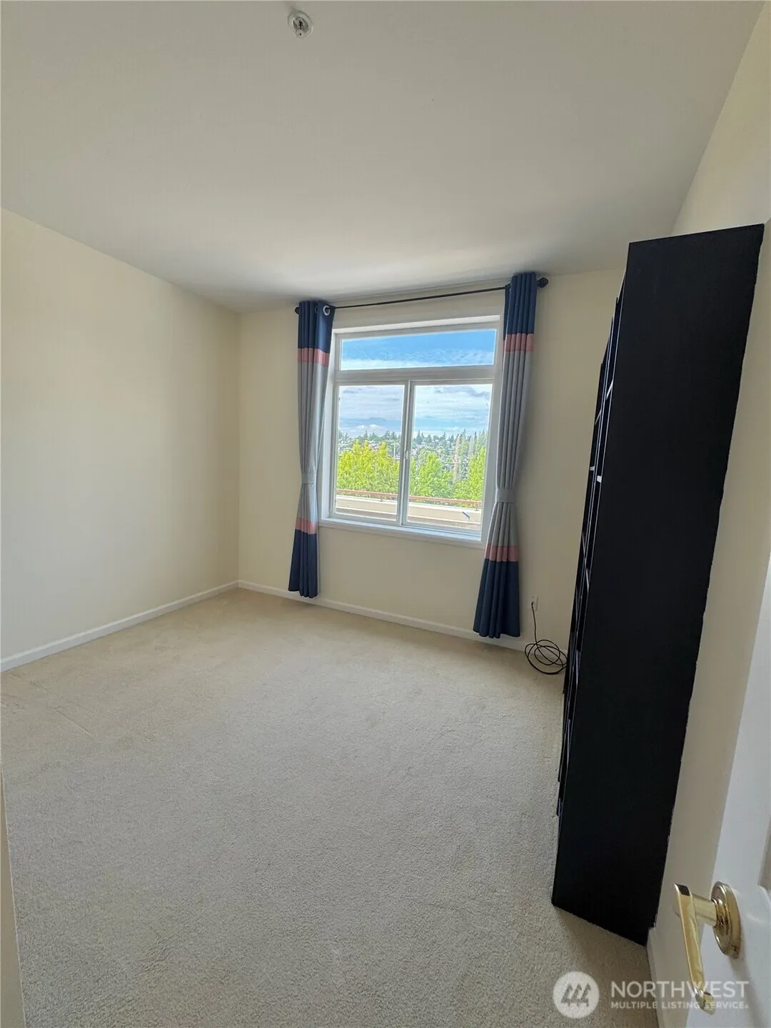 122 State Street S #305E, Kirkland, WA 98033