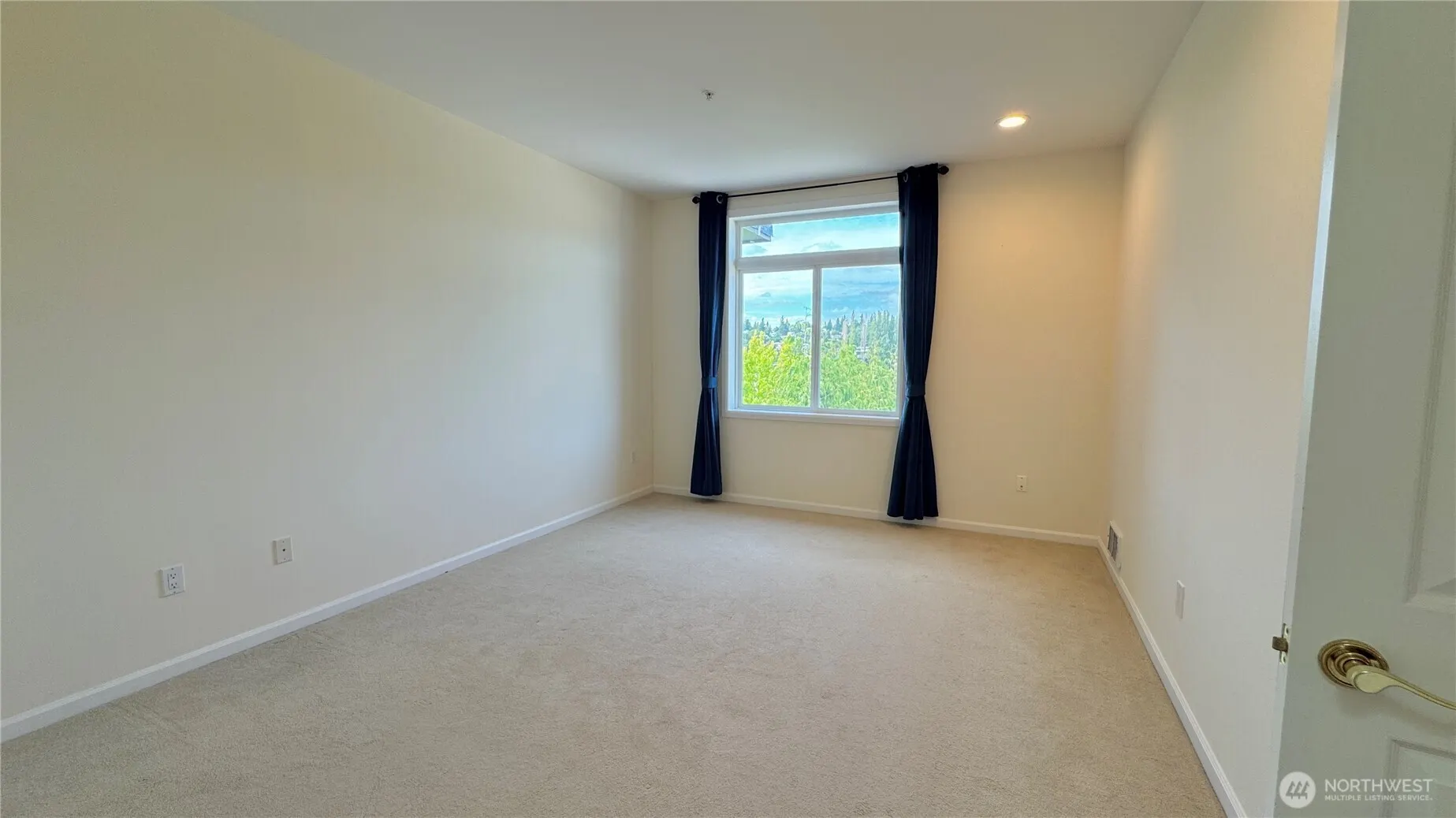 122 State Street S #305E, Kirkland, WA 98033