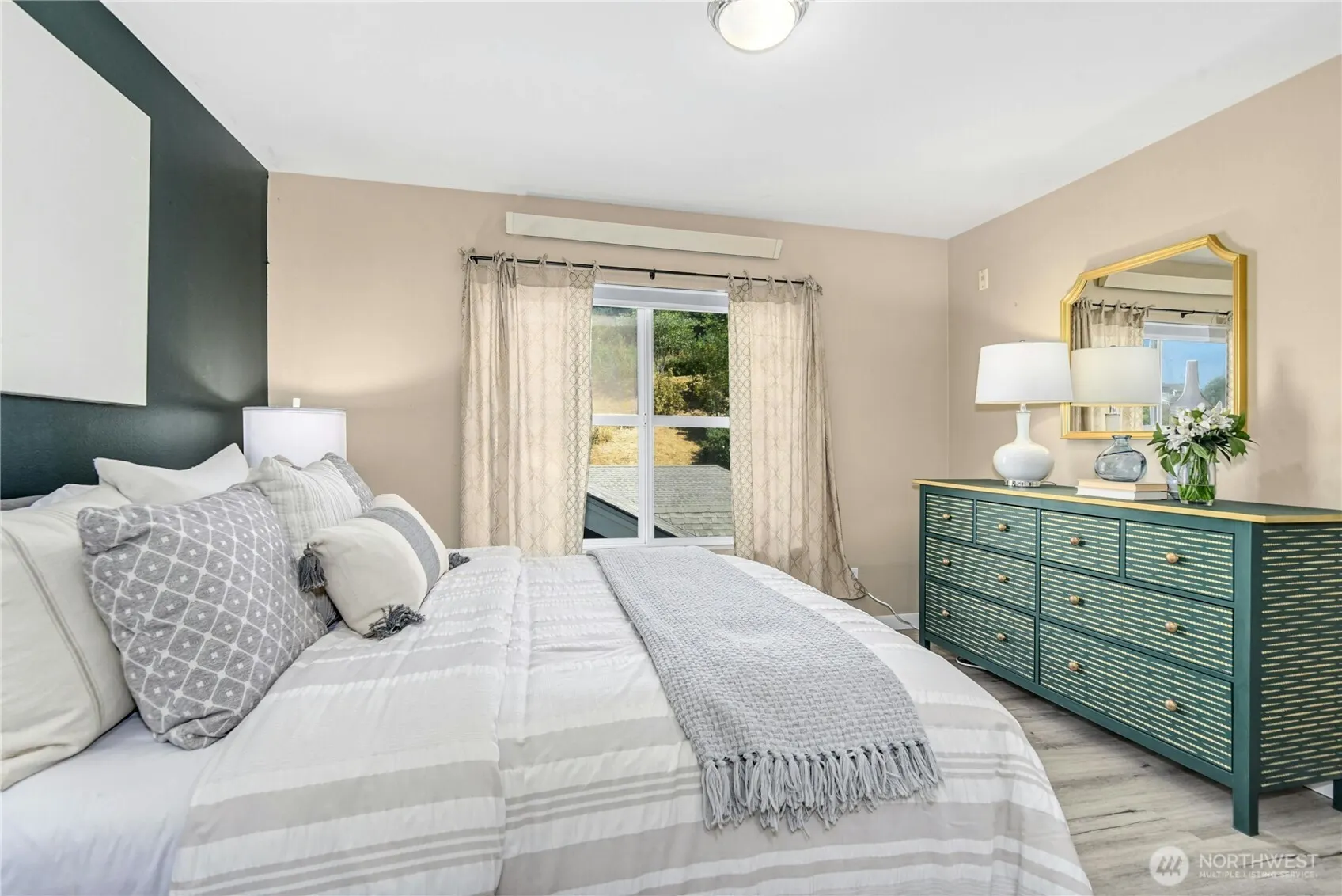 1698 25th Place NE #304, Issaquah, WA 98029