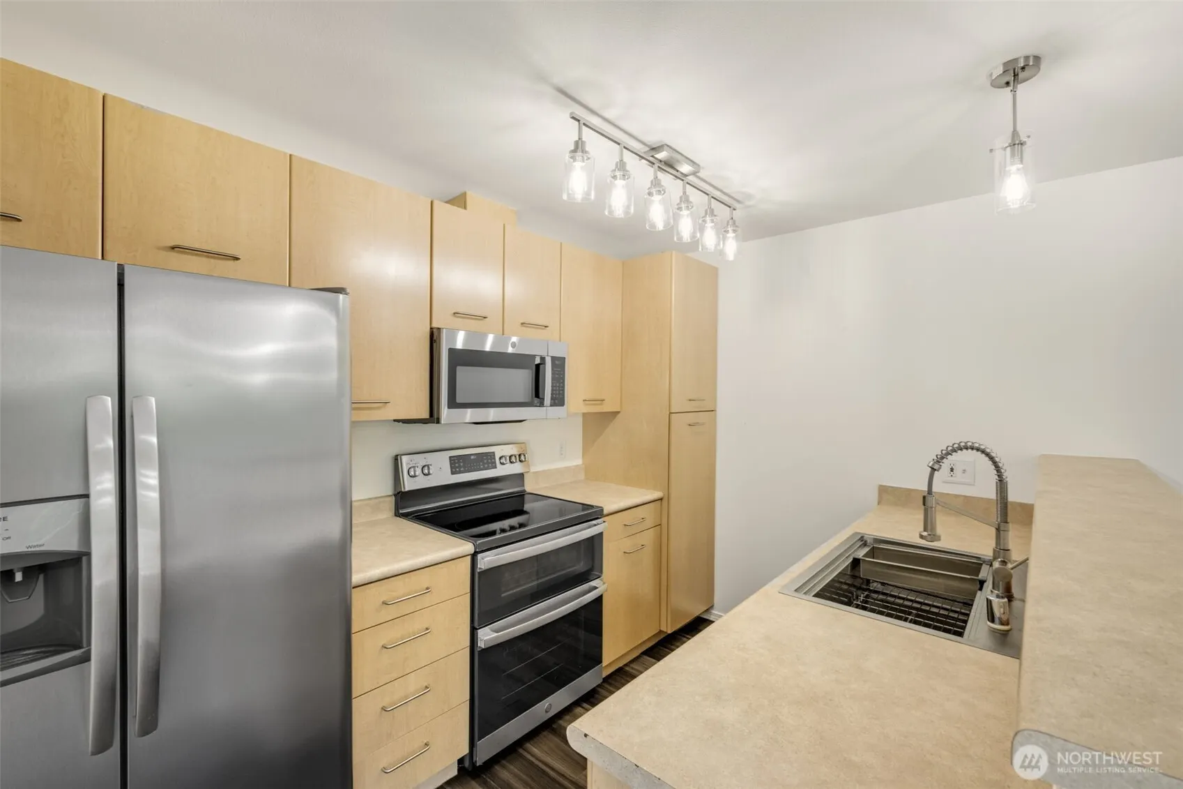 710 240th Way SE #J302, Sammamish, WA 98074