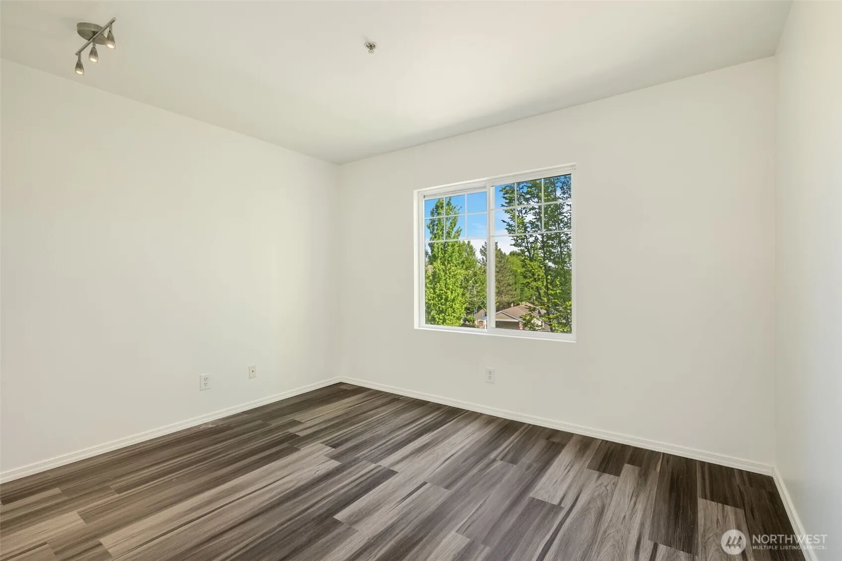 710 240th Way SE #J302, Sammamish, WA 98074