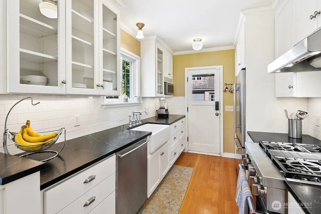 8430 Fauntleroy Way SW, Seattle, WA 98136-2414
