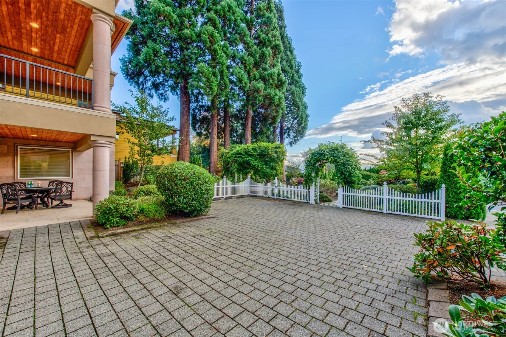 9426 Lake Washington Boulevard NE, Bellevue, WA 98004