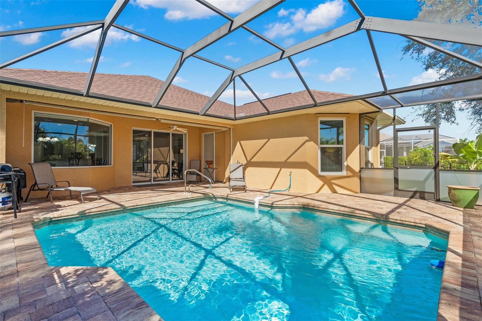 102 BROADMOOR LN