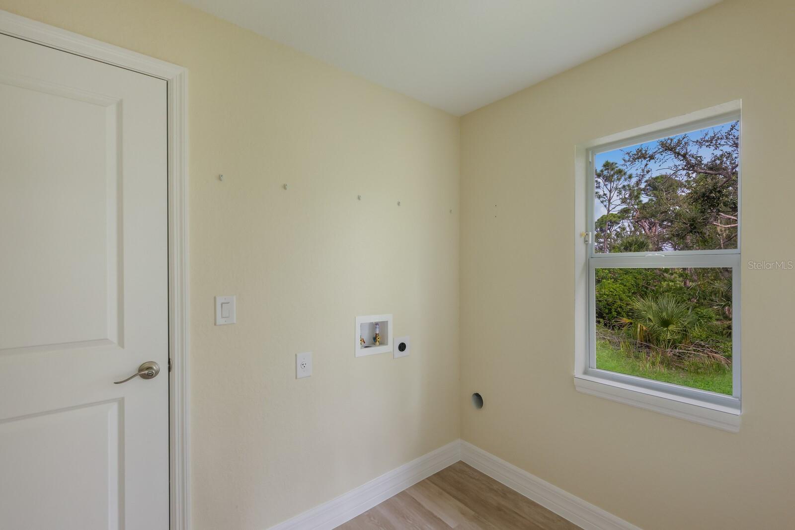 229 BAYTREE DR