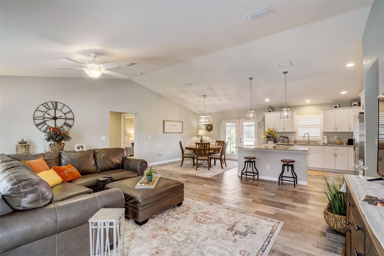 130 GLADES DR