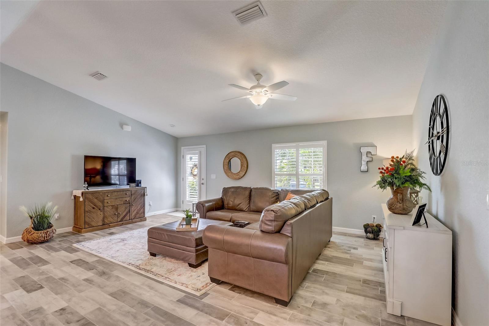 130 GLADES DR