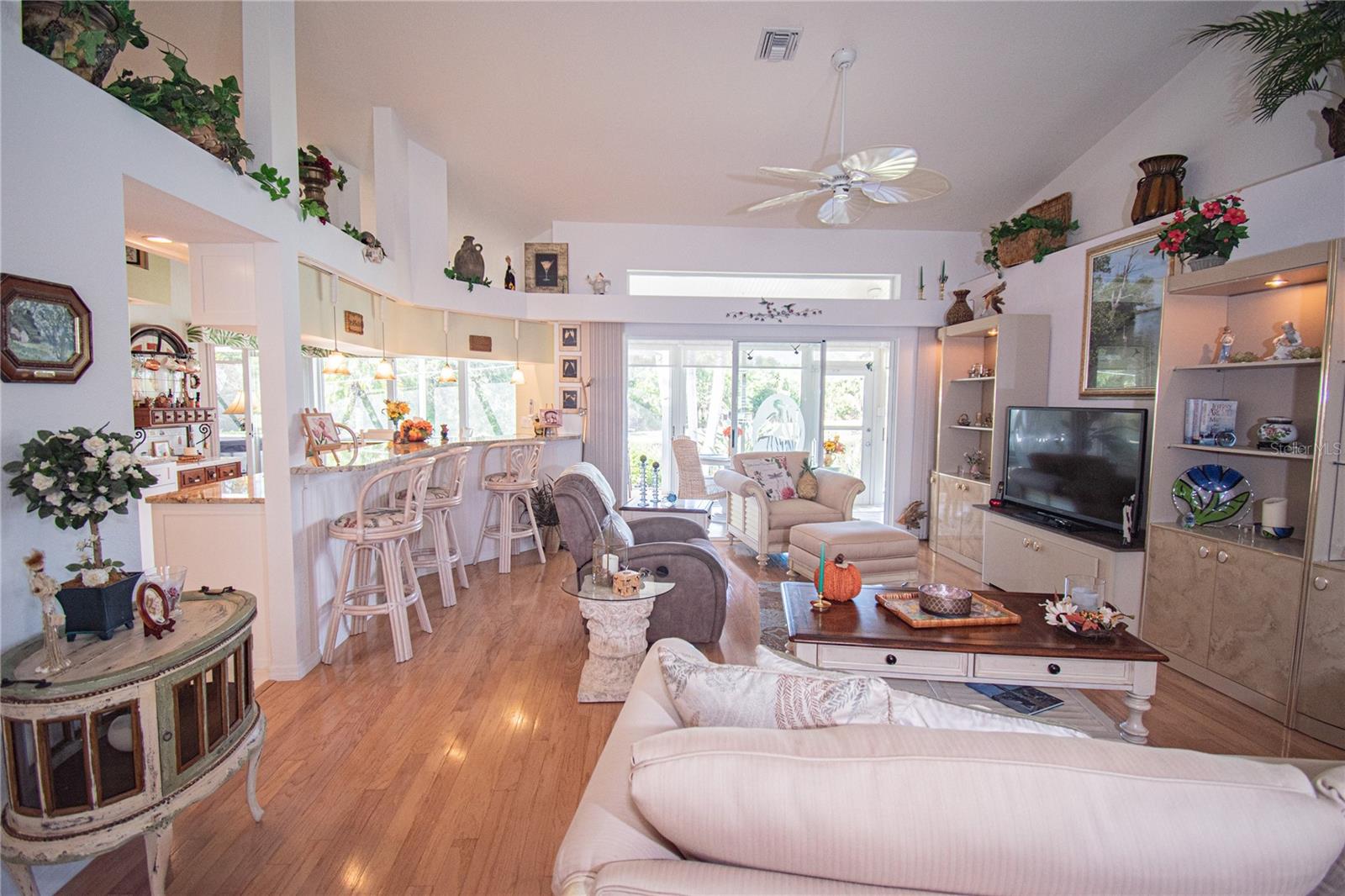 8332 CREEKVIEW LN